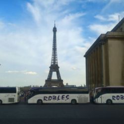 Flota de autobuses Robles junto a la Torre Eiffel de París