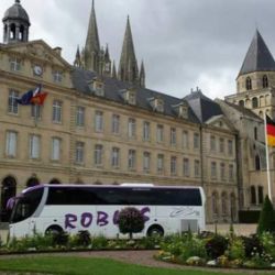Autobús estacionado junto a iglesia abacial de Saint Étienne en Francia