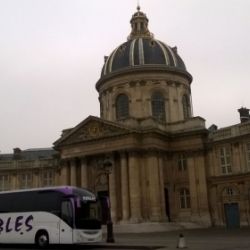 Autobús de la flota estacionado junto a la Academia de ciencias francesa