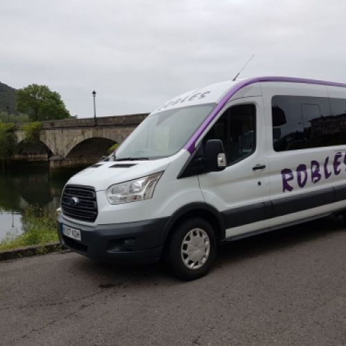 Imagen de una de nuestras furgonetas estacionadas junto a un puente