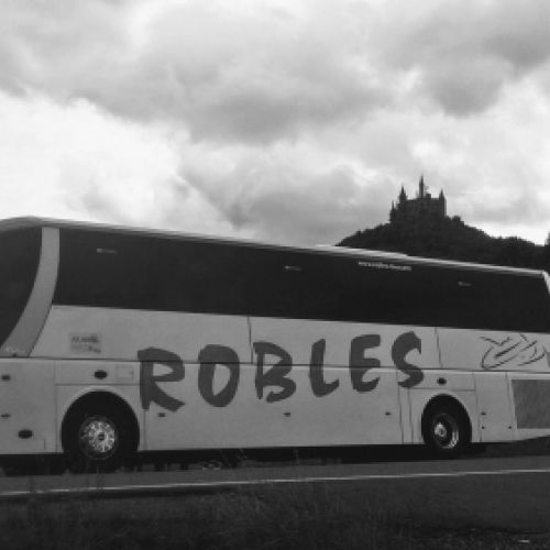 Foto en blanco y negro de uno de nuestros autobuses circulando