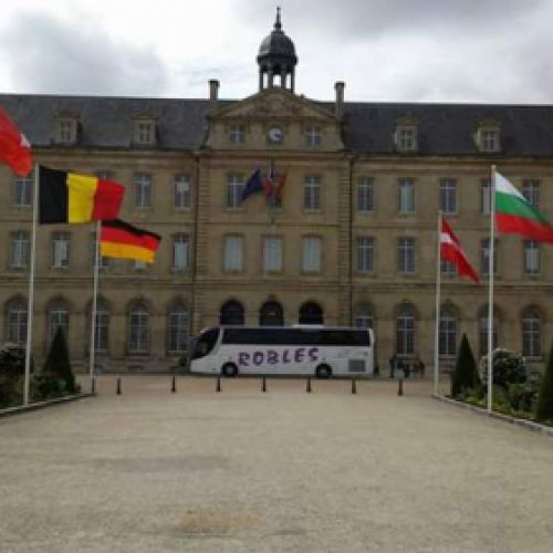 Abadía de Saint Ettiene en Francia con autobús de nuestra flota de fondo