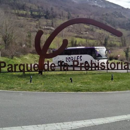 Autobús estacionado en el Museo de los Dinosaurios