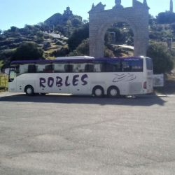 Imagen lateral de uno de nuestros autobuses de tres ejes