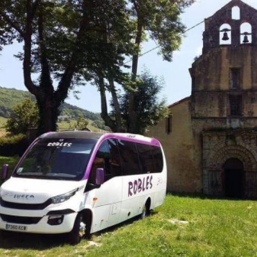 Mini bus parado junto a la puerta de entrada de una ermita romana