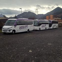 Tres de nuestros autobuses detenidos a las afueras de Oviedo