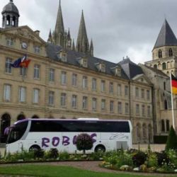 Autobús estacionado junto a iglesia abacial de Saint Étienne en Francia