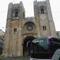 Autobús estacionado en  Santa Maria Maior en Lisboa