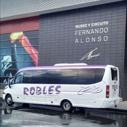 Autobús corto en la puerta del museo de Fernando Alonso