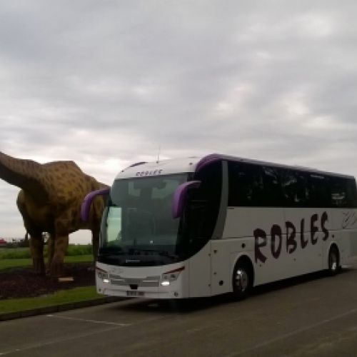 Autobús en el parking del Museo de los Dinosaurios en Asturias